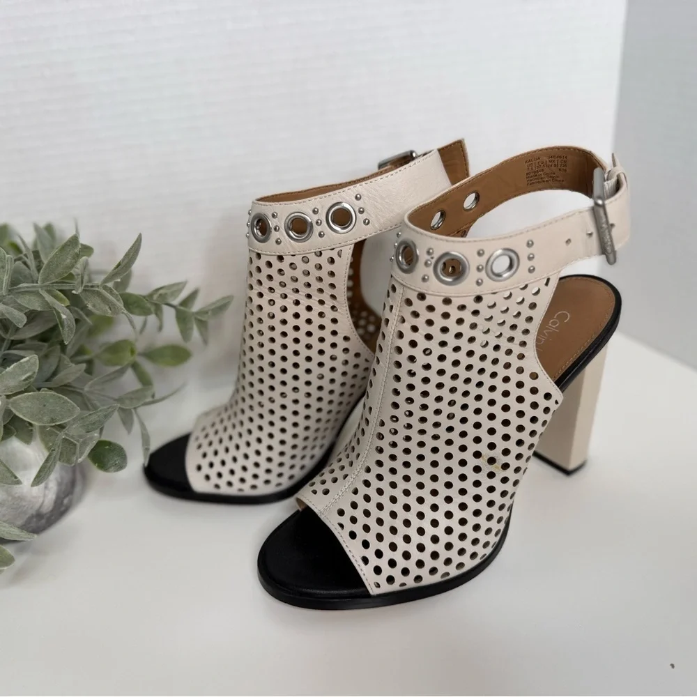 Calvin Klein Kalua Womens Ivory Peep Toe Block Heel Sandals Size 7.5 Streetwear